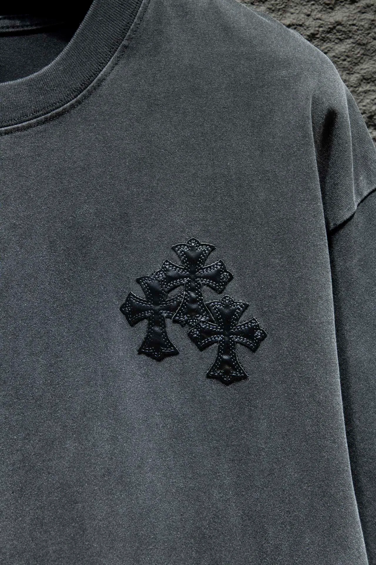 P180 Chrome hearts This year's popular Chrome heart style is too 🉑️. The imported leather label on the front chest is made of ZP material. 1:1 restores the touch and has a large resistance. It is very smooth to the touch, which is different from the market. The letters are machine embroidered with leather material after adjusting according to the original details. The thickness is moderate. The hardware is imported hardware accessories. The front # embroidery adopts imported Tajima high-density heavy industry embroidery technology. The font is three-dimensional and full. Gradient dyeing of ready-made garments, the process of frying snowflakes in the washing water of ready-made garments, heavy distressing and whitening. Hat, collar, pockets, cuffs, front and rear threads, details of holes are clearly visible. It is made of 32-count double yarn and 260-gram weight fabric. It is super comfortable. It is very comfortable and soft to wear in spring and summer, and you will not feel stuffy. It is very comfortable to wear and absorbs sweat, so it is more suitable to wear. It can be used as a base in spring and can be worn casually on the street. The color is eye-catching 👍 The simple version is full of fashion and very comfortable to wear. It is well-designed and refuses to be monotonous and vulgar. It does not make ordinary styles. The modern elements and design sense are overwhelming, giving the piece of clothing a unique fashion color~ Color: White, washed black, Size chart: S M L XL